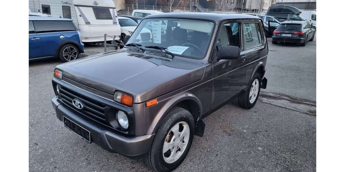 Lada Urban 114.000 km 4.999 &euro; Rosenheim 83026